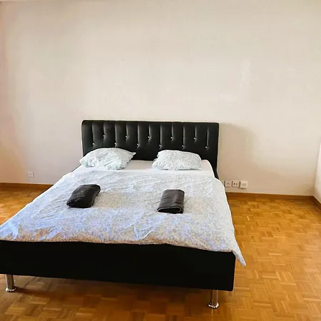 Apartment Huge Apartments, Multiple Bedrooms With Balcony In Center *